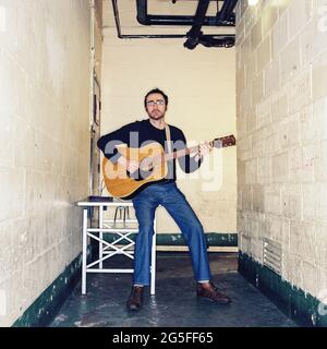 James Mercer musicista e cantante degli Shins, fotografato backstage al Borderline, 12 febbraio 2003 , Londra Inghilterra. Foto Stock