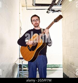 James Mercer musicista e cantante degli Shins, fotografato backstage al Borderline, 12 febbraio 2003 , Londra Inghilterra. Foto Stock