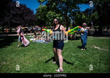 Madrid, Spagna. 27 Giugno 2021. Le persone che giocano con le armi d'acqua che prendono parte a una lotta estiva sull'acqua nel quartiere di Vicalvaro a Madrid. Credit: Marcos del Mazo/Alamy Live News Foto Stock