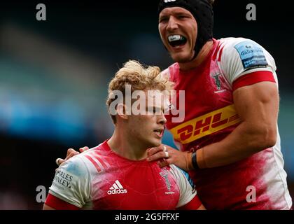 Twickenham, Londra, Regno Unito. 26 Giugno 2021. Premiership Rugby Union Final, Exeter Chiefs Versus Harlequins; Louis Lynagh di Harlequins celebra la sua prova con Matt Symons of Harlequins per diventare il giocatore più giovane in finale per segnare due tentativi all'età di 20 anni Credit: Action Plus Sports/Alamy Live News Foto Stock