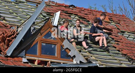 Hrusky, Repubblica Ceca. 25 Giugno 2021. La gente pulisce i detriti dopo una tempesta di tornado passata attraverso il villaggio Hrusky nel distretto di Breclav, Moravia meridionale, Repubblica Ceca, 26 giugno 2021. La regione della Moravia meridionale è stata colpita dalla tempesta intensa accompagnata da un tornado il 24 giugno 2021. Credit: Igor Zehl/CTK Photo/Alamy Live News Foto Stock