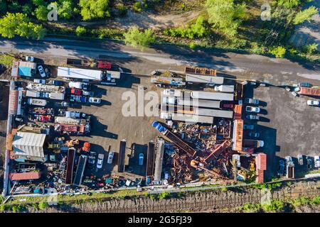 Vista panoramica di lastre metalliche rifiuti raccolti in un contenitore in un servizio di smaltimento di supporto alla gestione dei rifiuti Foto Stock