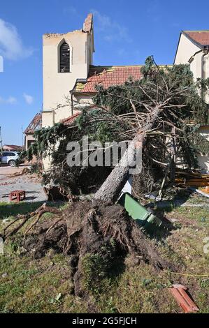 Hrusky, Repubblica Ceca. 25 Giugno 2021. La chiesa danneggiata e l'albero caduto dopo una tempesta di tornado passarono attraverso il villaggio Hrusky nel distretto di Breclav, Moravia meridionale, Repubblica Ceca, 26 giugno 2021. La regione della Moravia meridionale è stata colpita dalla tempesta intensa accompagnata da un tornado il 24 giugno 2021. Credit: Igor Zehl/CTK Photo/Alamy Live News Foto Stock