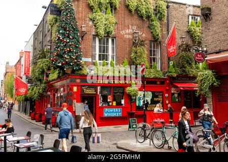 Quartiere Temple Bar di Dublino persone fuori Temple Bar, Essex Street East, Dublino, Irlanda a partire da giugno 2021. Foto Stock