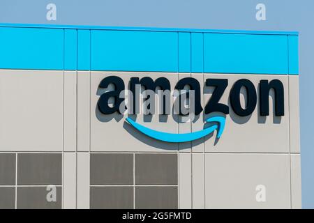 KENOSHA, WI, USA - 19 GIUGNO 2021 - Amazon warehouse Facility esterno e logo del marchio. Foto Stock