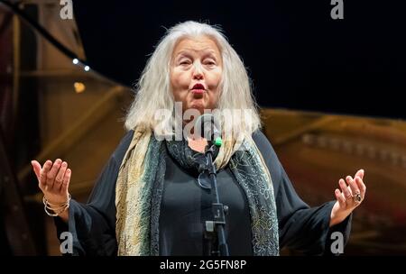 Dresda, Germania. 27 Giugno 2021. L'attrice Hanna Schygulla si esibisce durante la presentazione del "Premio Dressen" al Teatro dell'Opera di Dresda. Il premio ·10,000 viene assegnato al medico spagnolo Marín Campos per conto dei medici e delle infermiere che stanno svolgendo un lavoro eccellente nella pandemia di Corona in tutto il mondo. Credit: Matthias Rietschel/dpa-Zentralbild/dpa/Alamy Live News Foto Stock