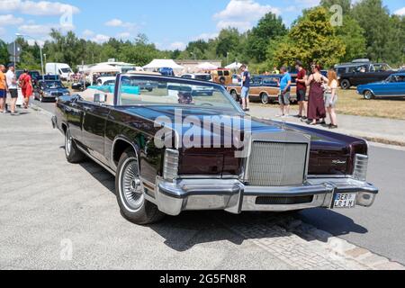 27 giugno 2021, Brandeburgo, Königs Wusterhausen: Sulla strada è una Lincoln Town Car costruita nel 1978 che è stato convertito da una berlina a una convertibile alla classica parata 'Rummblubbern' in e intorno a Königs Wusterhausen. Più di 400 veicoli americani dovrebbero partecipare alla motocicletta di due ore. Il percorso della motocicletta sarà lungo circa 40 km. Gli organizzatori si aspettano migliaia di ospiti lungo il percorso e nei ristoranti. Foto: Gerald Matzka/dpa Foto Stock