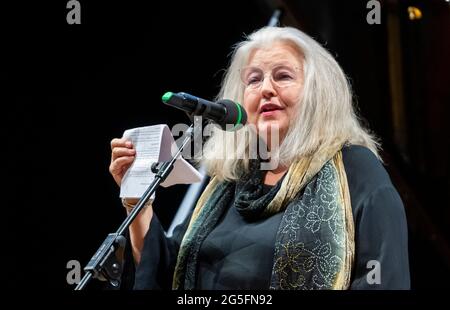 Dresda, Germania. 27 Giugno 2021. L'attrice Hanna Schygulla si esibisce durante la presentazione del "Premio Dressen" al Teatro dell'Opera di Dresda. Il premio ·10,000 viene assegnato al medico spagnolo Marín Campos per conto dei medici e delle infermiere che stanno svolgendo un lavoro eccellente nella pandemia di Corona in tutto il mondo. Credit: Matthias Rietschel/dpa-Zentralbild/dpa/Alamy Live News Foto Stock