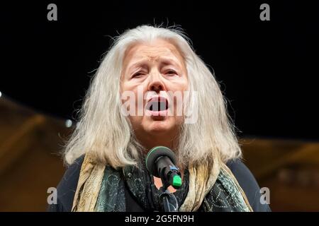 Dresda, Germania. 27 Giugno 2021. L'attrice Hanna Schygulla si esibisce durante la presentazione del "Premio Dressen" al Teatro dell'Opera di Dresda. Il premio ·10,000 viene assegnato al medico spagnolo Marín Campos per conto dei medici e delle infermiere che stanno svolgendo un lavoro eccellente nella pandemia di Corona in tutto il mondo. Credit: Matthias Rietschel/dpa-Zentralbild/dpa/Alamy Live News Foto Stock