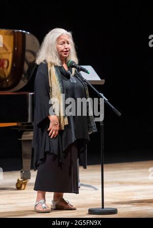 Dresda, Germania. 27 Giugno 2021. L'attrice Hanna Schygulla si esibisce durante la presentazione del "Premio Dressen" al Teatro dell'Opera di Dresda. Il premio ·10,000 viene assegnato al medico spagnolo Marín Campos per conto dei medici e delle infermiere che stanno svolgendo un lavoro eccellente nella pandemia di Corona in tutto il mondo. Credit: Matthias Rietschel/dpa-Zentralbild/dpa/Alamy Live News Foto Stock