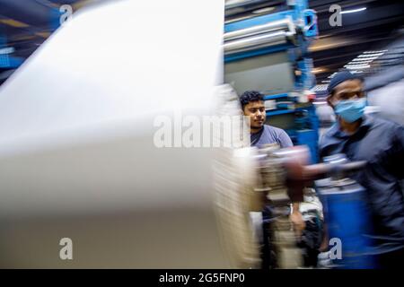 Lavoratori RMG nello stabilimento di BEXIMCO fuori Dhaka in Bangladesh. Negli ultimi sette anni, l'industria dell'abbigliamento del Bangladesh ha aumentato i suoi ricavi annuali da 19 miliardi di dollari a 34 miliardi di dollari, un aumento del 79%. Questo rende il paese il secondo esportatore mondiale di indumenti, con il settore che rappresenta il 80% del totale dei proventi da esportazione del Bangladesh Foto Stock