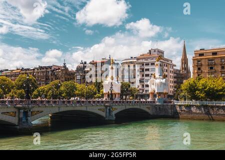 Puente de María Cristina Catedral del Buen Pastor Old Town Donostia San Sebastian, Gipuzkoa, Paesi Baschi, Spagna, Europa Foto Stock