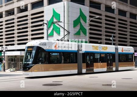 MILWAUKEE, WI, USA - 19 GIUGNO 2021 - il treno leggero Hop e il logo del marchio Potawatomi Hotel and Casino. Foto Stock