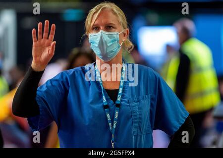 Watford, Regno Unito. 27 giugno 2021. Un membro del personale medico presso una clinica pop-up di vaccinazione di massa presso il Vicarage Road Stadium del Watford FC come parte della campagna "Grab a jab". Il NHS sta inoltre promuovendo un certo numero di ambulatori di walk-in questo fine settimana attraverso la capitale per cercare di aumentare il numero di oltre 18 che ricevono un jab come casi della variante di Delta sono riportati per essere in aumento. Credit: Stephen Chung / Alamy Live News Foto Stock