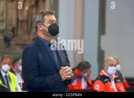 27 giugno 2021, Baviera, Würzburg: Markus Söder, Presidente del Ministro della Baviera (CSU), partecipa ad un servizio commemorativo nella Cattedrale di San Kiliano. In occasione di un servizio commemorativo, molte persone hanno ricordato le vittime dell'attacco mortale dei coltelli contro il 25.06.2021 a Würzburg. Un uomo aveva attaccato indiscriminatamente le persone con un coltello: Tre persone sono state uccise, diverse ferite. Foto: Karl-Josef Hildenbrand/dpa Foto Stock