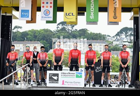 Team Team Arkea Samsic piloti raffigurati all'inizio della seconda tappa della 108a edizione della gara ciclistica Tour de France, 183,5 km da Perros- Foto Stock