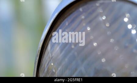 Dettaglio macro fotografia automobilistica. Primo piano lampada in vetro con sfondo bokeh sfocato Foto Stock