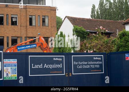 Maidenhead, Berkshire, Regno Unito. 11 Giugno 2021. Un altro blocco di uffici e quello che sembra essere un vecchio cottage devono essere demoliti come Bellway costruire più nuovi appartamenti a Maidenhead. Credito: Maureen McLean/Alamy Foto Stock