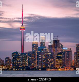 Toronto Skyline durante il tramonto dell'ora blu si affaccia sulle CN Towers, Ontario, Canada Foto Stock