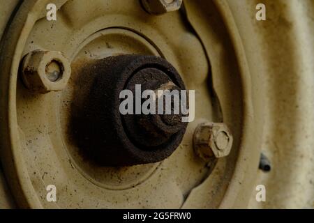 primo piano ruota rustica gialla. Macro fotografia automobilistica Foto Stock