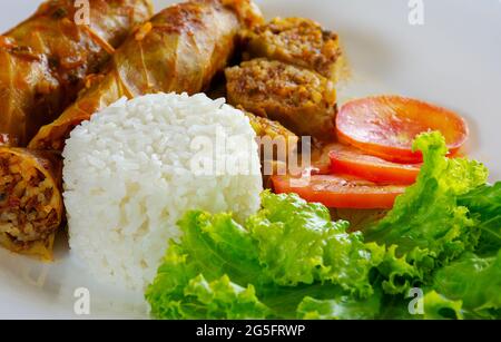 Cibo arabo. Appetitosi involtini di cavolo con riso e manzo macinato. Foto Stock