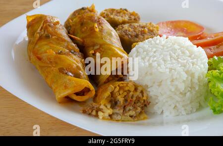 Cibo arabo. Appetitosi involtini di cavolo con riso e manzo macinato. Foto Stock