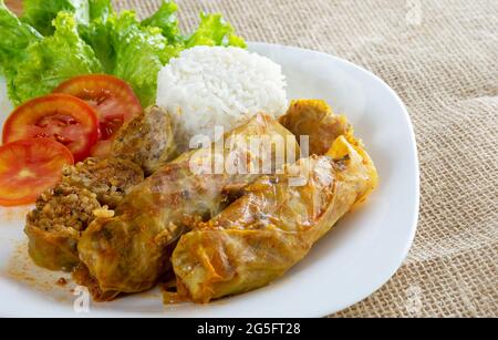 Cibo arabo. Appetitosi involtini di cavolo con riso e manzo macinato. Foto Stock