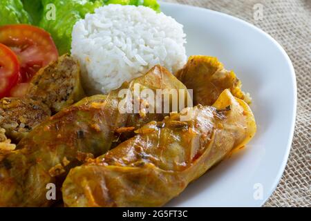 Cibo arabo. Appetitosi involtini di cavolo con riso e manzo macinato. Foto Stock