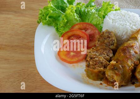 Cibo arabo. Appetitosi involtini di cavolo con riso e manzo macinato. Foto Stock