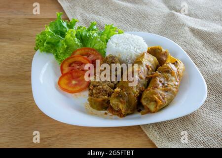 Cibo arabo. Appetitosi involtini di cavolo con riso e manzo macinato. Foto Stock