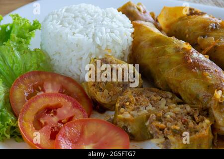 Cibo arabo. Appetitosi involtini di cavolo con riso e manzo macinato. Foto Stock