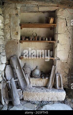 Attrezzatura agricola rustica, vicino Florac, Lozere, Cévennes, Occitania, Francia Foto Stock