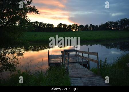 Tramonto, ormeggio sul laghetto Foto Stock