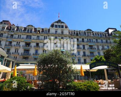 MONTREUX, SVIZZERA il 2017 LUGLIO: Facciata dell'Eden Palace Au Lac hotel nella città europea nel cantone di Vaud, cielo blu chiaro in caldo sole giorno d'estate. Foto Stock