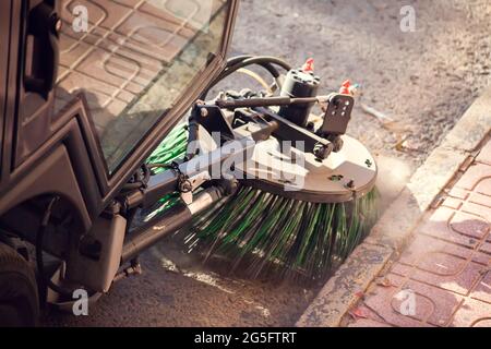 Macchina per la pulizia di strade con spazzole per camion. Primo piano. Foto Stock