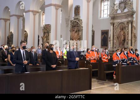 27 giugno 2021, Baviera, Würzburg: Il Sindaco Christian Schuchardt, il Presidente del Parlamento bavarese Ilse Aigner e il Presidente del Ministro Markus Söder prendono parte ad un servizio commemorativo nella Cattedrale di San Kiliano. Foto: Karl-Josef Hildenbrand/dpa Foto Stock