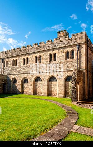 Il blocco di prigione posteriore 0f Brideswell alla vecchia prigione di Jedburgh ha una gran parte del muro di ritenzione mancante dal cantiere all'estremità del blocco di cella Foto Stock