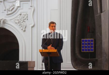 27 giugno 2021, Baviera, Würzburg: Markus Söder (CSU), Ministro della Baviera Presidente, interviene in un memoriale nella Cattedrale di San Kiliano. In occasione di un servizio commemorativo, molte persone hanno ricordato le vittime dell'attacco mortale dei coltelli contro il 25.06.2021 a Würzburg. Un uomo aveva attaccato indiscriminatamente le persone con un coltello: Tre persone sono state uccise, diverse ferite. Foto: Karl-Josef Hildenbrand/dpa Foto Stock