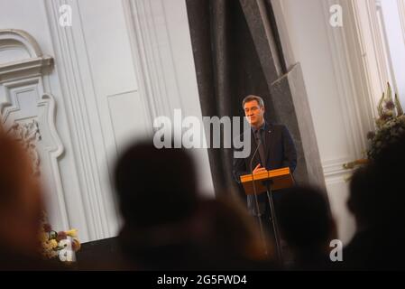 27 giugno 2021, Baviera, Würzburg: Markus Söder (CSU), Ministro della Baviera Presidente, interviene in un memoriale nella Cattedrale di San Kiliano. In occasione di un servizio commemorativo, molte persone hanno ricordato le vittime dell'attacco mortale dei coltelli contro il 25.06.2021 a Würzburg. Un uomo aveva attaccato indiscriminatamente le persone con un coltello: Tre persone sono state uccise, diverse ferite. Foto: Karl-Josef Hildenbrand/dpa Foto Stock