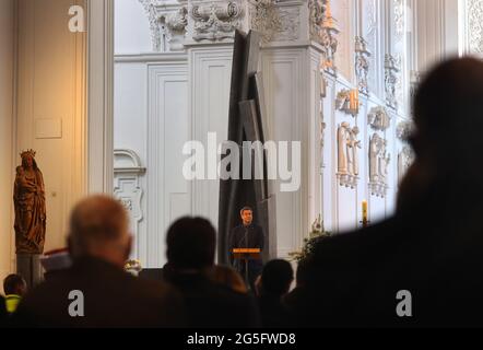 27 giugno 2021, Baviera, Würzburg: Markus Söder (CSU), Ministro della Baviera Presidente, interviene in un memoriale nella Cattedrale di San Kiliano. In occasione di un servizio commemorativo, molte persone hanno ricordato le vittime dell'attacco mortale dei coltelli contro il 25.06.2021 a Würzburg. Un uomo aveva attaccato indiscriminatamente le persone con un coltello: Tre persone sono state uccise, diverse ferite. Foto: Karl-Josef Hildenbrand/dpa Foto Stock