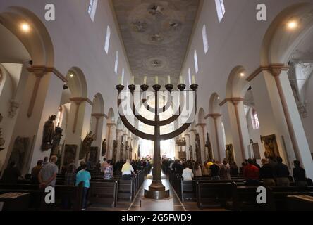 27 giugno 2021, Baviera, Würzburg: La gente sta ad un servizio commemorativo nella Cattedrale di San Kiliano. In occasione di un servizio commemorativo, molte persone hanno ricordato le vittime dell'attacco mortale dei coltelli del 25.06.2021 a Würzburg. Un uomo aveva attaccato casualmente persone con un coltello: Tre persone sono state uccise, diverse ferite. Foto: Karl-Josef Hildenbrand/dpa Foto Stock