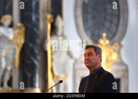 27 giugno 2021, Baviera, Würzburg: Markus Söder (CSU), Ministro della Baviera Presidente, partecipa ad un servizio commemorativo nella Cattedrale di San Kiliano. In occasione di un servizio commemorativo, molte persone hanno ricordato le vittime dell'attacco mortale dei coltelli contro il 25.06.2021 a Würzburg. Un uomo aveva attaccato indiscriminatamente le persone con un coltello: Tre persone sono state uccise, diverse ferite. Foto: Karl-Josef Hildenbrand/dpa Foto Stock