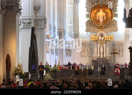 27 giugno 2021, Baviera, Würzburg: Markus Söder (CSU), Ministro della Baviera Presidente, interviene in un memoriale nella Cattedrale di San Kiliano. In occasione di un servizio commemorativo, molte persone hanno ricordato le vittime dell'attacco mortale dei coltelli contro il 25.06.2021 a Würzburg. Un uomo aveva attaccato indiscriminatamente le persone con un coltello: Tre persone sono state uccise, diverse ferite. Foto: Karl-Josef Hildenbrand/dpa Foto Stock