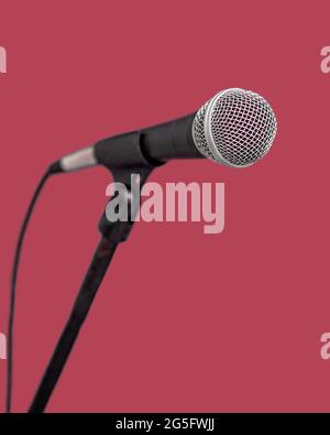 Microfono con percorso di ritaglio isolato su sfondo rosso, cantante verticale Foto Stock