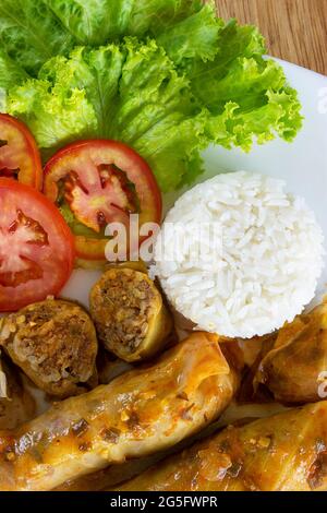 Cibo arabo. Appetitosi involtini di cavolo con riso e manzo macinato. Foto Stock