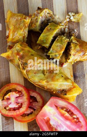 Cibo arabo. Appetitosi involtini di cavolo con riso e manzo macinato. Foto Stock