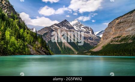 Le acque turchesi dall'aspetto serico del lago Kinney nel Robson Provincial Park nelle Montagne Rocciose canadesi nella British Columbia, Canada. Whitehorn Mountain e. Foto Stock