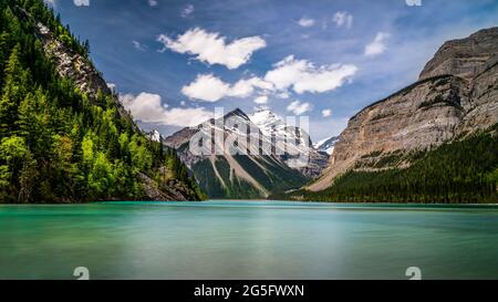 Le acque turchesi dall'aspetto serico del lago Kinney nel Robson Provincial Park nelle Montagne Rocciose canadesi nella British Columbia, Canada. Whitehorn Mountain e. Foto Stock