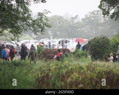 Headcorn, Kent, Regno Unito. 27 Giugno 2021. Regno Unito Meteo: Pioggia e maltempo hanno chiuso la Battle of Britain Air Show presto di Domenica con il clou del giorno 9 Spitfires e le frecce rosse annullati a causa della bassa nuvola e scarsa visibilità. Non è stato effettuato alcun volo tutto il giorno a causa della base cloud troppo bassa. I visitatori vedevano tornare alle loro auto con gli ombrelloni. Credit: James Bell/Alamy Live News Foto Stock