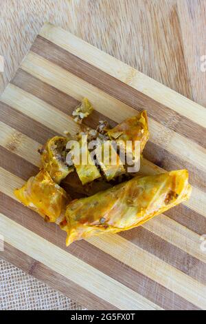 Cibo arabo. Appetitosi involtini di cavolo con riso e manzo macinato. Foto Stock